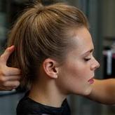 Coiffeur réalisant une coupe moderne dans le salon